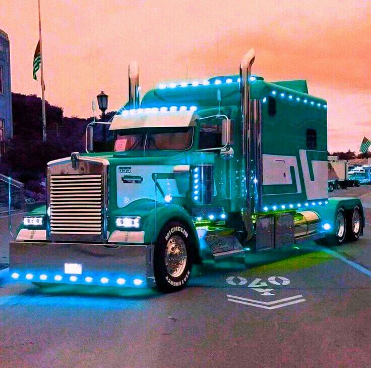 Just Pinned to Awesome Trucks: Now that is what you call a gorgeous kenworth ift.tt/2Nx7V5L