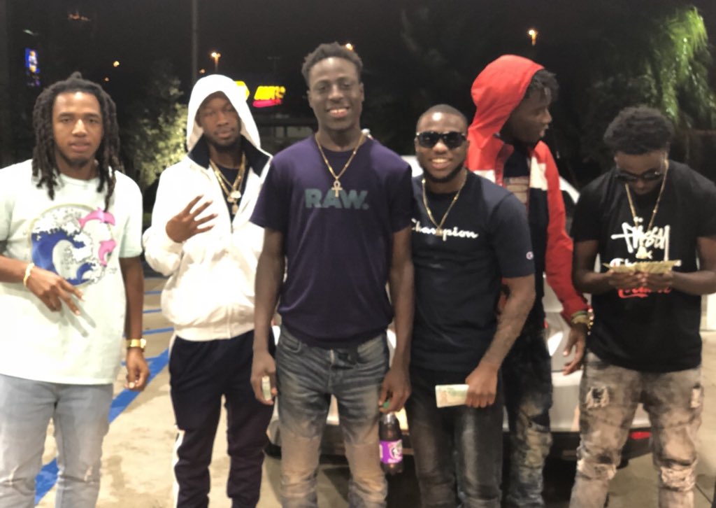 Metroo__Boomin's tweet photo. Yeah God Blessed a real Nigga to see the Age of 1️⃣9️⃣🎂 🎉🎊 #LLHELLRELL #LLMOOK https://t.co/Crms8dhcjI