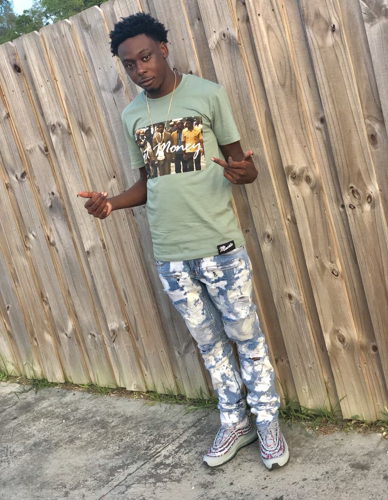 Metroo__Boomin's tweet photo. Yeah God Blessed a real Nigga to see the Age of 1️⃣9️⃣🎂 🎉🎊 #LLHELLRELL #LLMOOK https://t.co/Crms8dhcjI