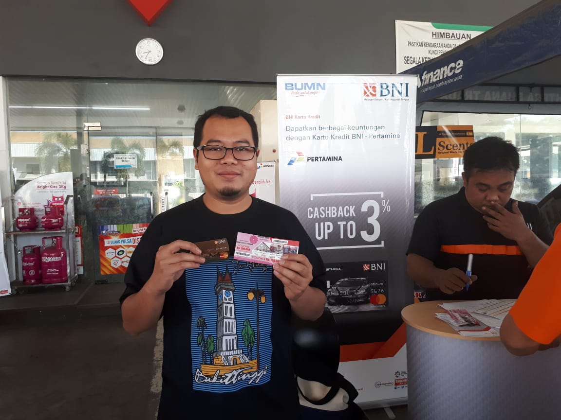 BNI's tweet photo. Ini dia serunya Gratis Voucher Pertamina Rp100ribu dengan bayar BBM Non Subsidi di SPBU COCO Pertamina terpilih dengan Kartu Debit dan Kredit BNI!
Hanya berlaku hari ini pukul 07:00-14:00 WIB!
Info lengkap cek https://t.co/8s2LVjeSvw
#BNI72Tahun #BNItuDigital https://t.co/fd9aLzrZz9