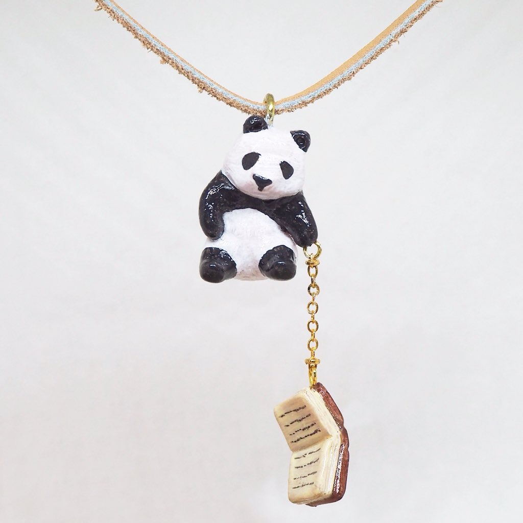 studiosevendays's tweet photo. I'm a hipster that love reading more than sleeping! ...zzzZZzz

#etsy #pinkoi #studio7days #panda #パンダ #hipster #文青 https://t.co/V2wFBkzIAK