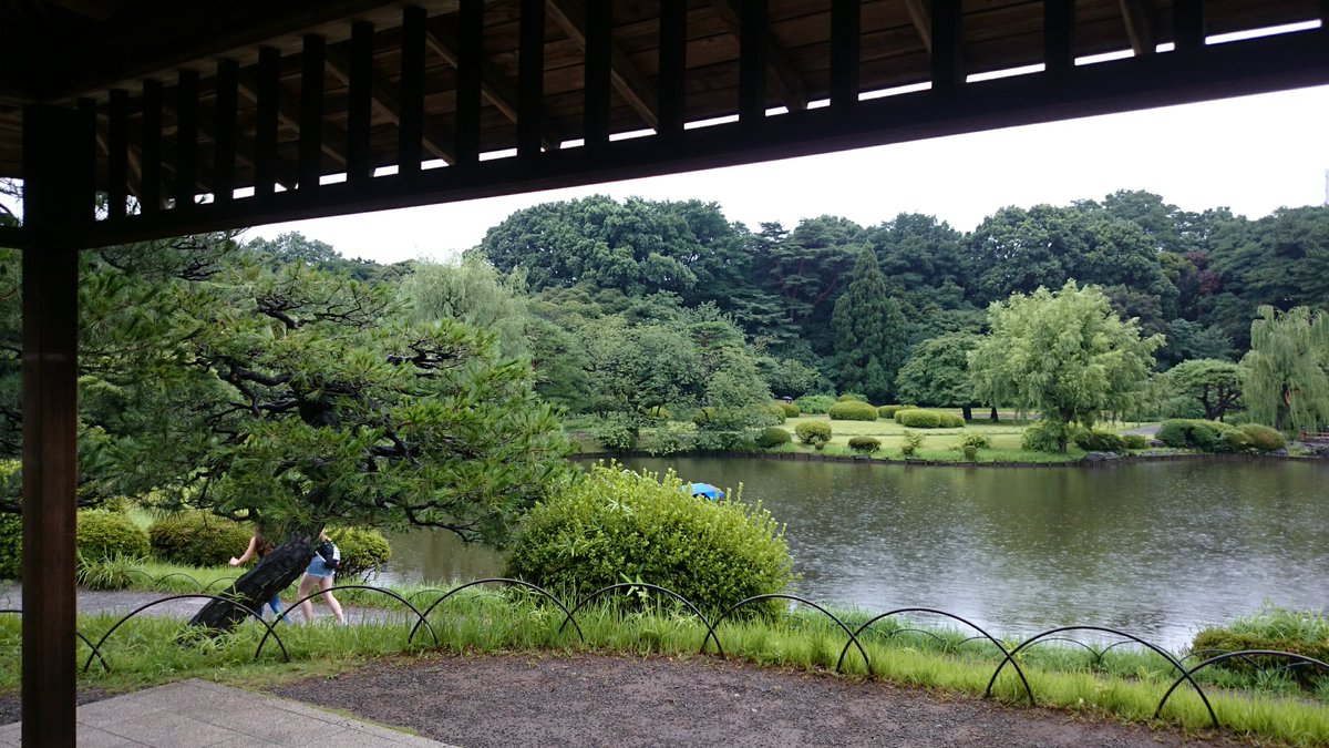 Beboyu 公式 言の葉の庭に出てくる舞台と言われてる都立新宿高校 新宿駅の真横にあるのも驚きだけど新宿御苑の隣にあるとは思ってなかったトレンディ力高すぎてスカウターが爆発しそう そりゃ学校サボって御苑に行けるわ