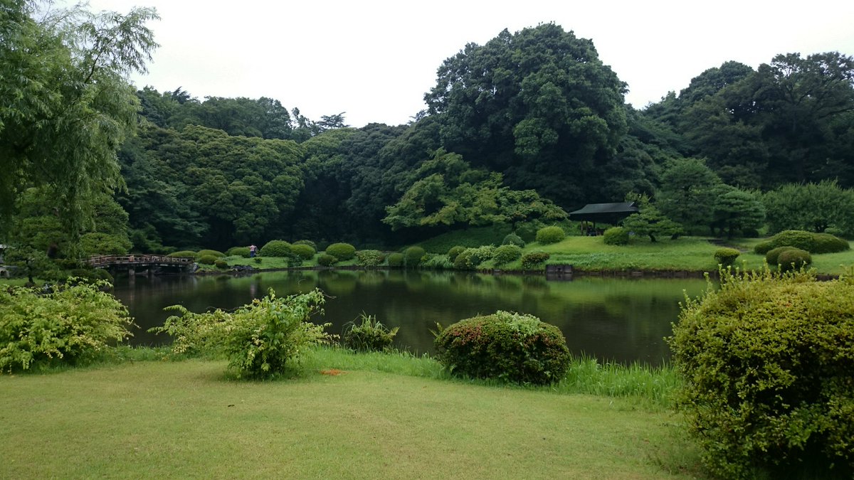 Beboyu 公式 言の葉の庭に出てくる舞台と言われてる都立新宿高校 新宿駅の真横にあるのも驚きだけど新宿御苑の隣にあるとは思ってなかったトレンディ力高すぎてスカウターが爆発しそう そりゃ学校サボって御苑に行けるわ