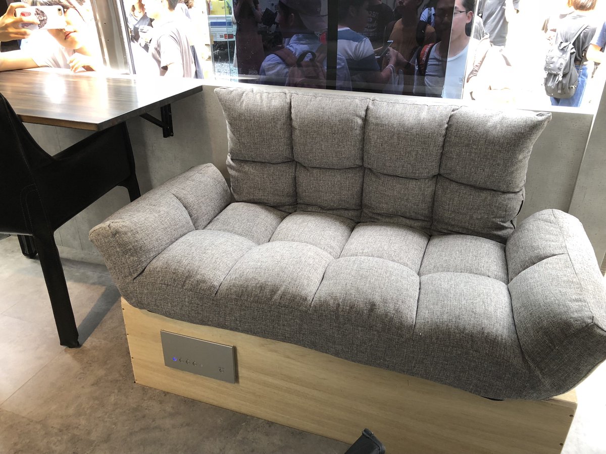 uetyan01's tweet image. 移動できる住居、不動産ではなく可動産であるBUSHOUSE出発式に参加してみました♪🐥✨✨
バスの中は普通の住居と思えるほどにクオリティーが高い！
それに小型バスであれば普通免許でも運転できるって初めて知った🙄

そして乙武さんもなぜかいました😮

#100BANCH
#ナナナナ祭 
#BUSHOUSE