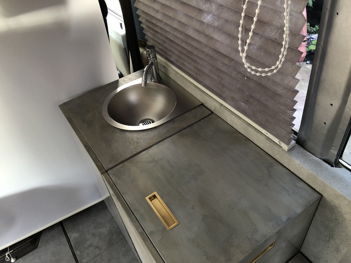 uetyan01's tweet image. 移動できる住居、不動産ではなく可動産であるBUSHOUSE出発式に参加してみました♪🐥✨✨
バスの中は普通の住居と思えるほどにクオリティーが高い！
それに小型バスであれば普通免許でも運転できるって初めて知った🙄

そして乙武さんもなぜかいました😮

#100BANCH
#ナナナナ祭 
#BUSHOUSE