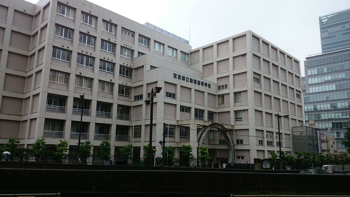 Beboyu 公式 言の葉の庭に出てくる舞台と言われてる都立新宿高校 新宿駅の真横にあるのも驚きだけど新宿御苑の隣にあるとは思ってなかったトレンディ力高すぎてスカウターが爆発しそう そりゃ学校サボって御苑に行けるわ