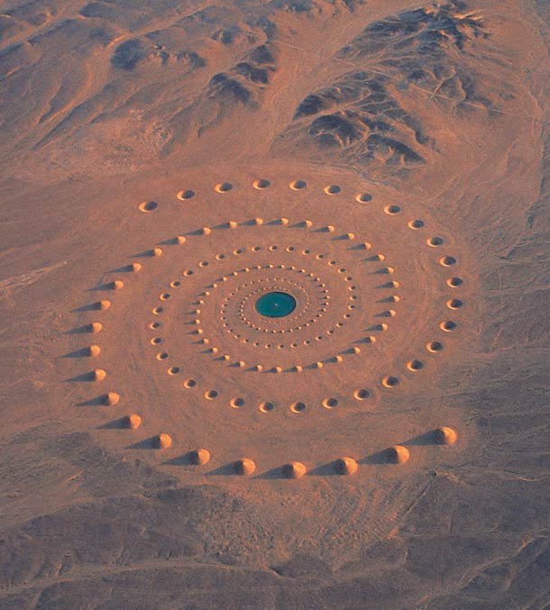 Greek artist Danae Stratou, Desert Breath (1997) collaborative large scale land art installation (Egyptian desert) covering 25 acres #womensart