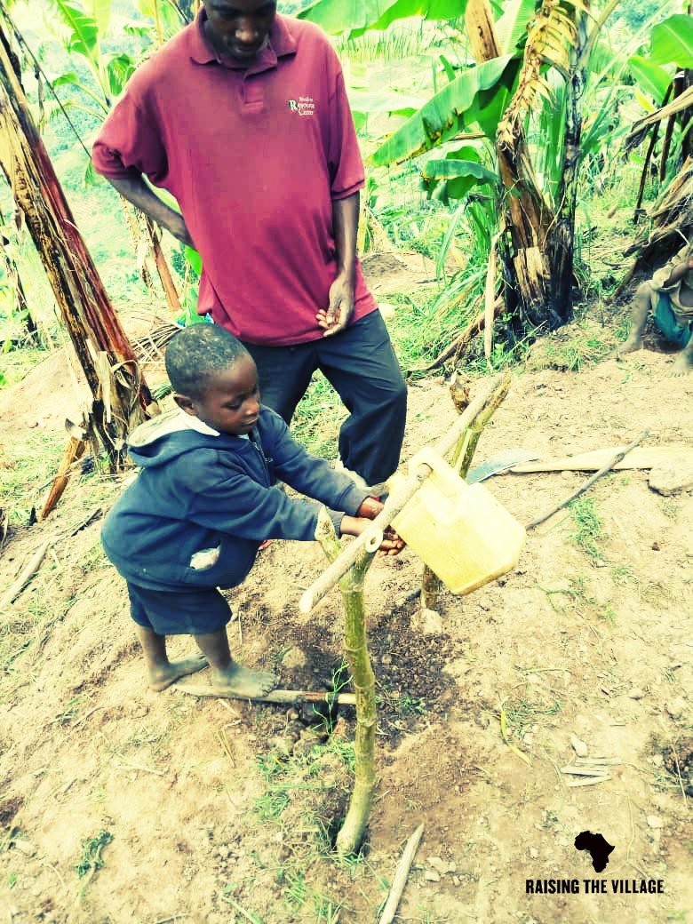 RTVorg's tweet photo. Tippy Taps in action. Keeping kids jam-hand free...well for a few minutes at least. ๐ฝ๐ฆ๐ฆ๐๐๐๐๐
#jamhands #washyohands #skillsthatsavelives #hygiene https://t.co/8rx1lMjFnN