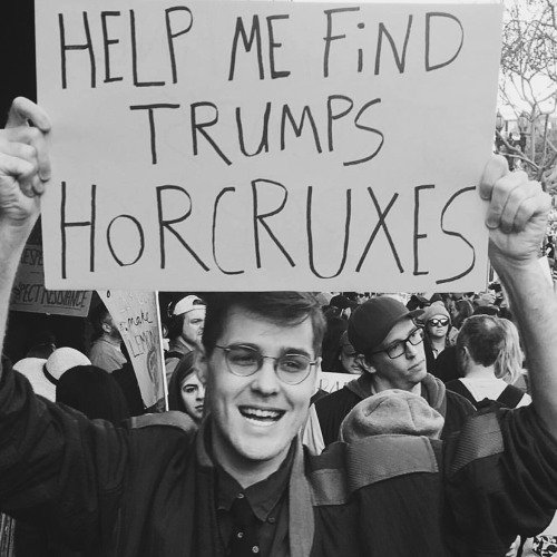 HPotter_France's tweet photo. Aidez moi à trouver les horcruxes de Trump. https://t.co/hj8j8b23eI