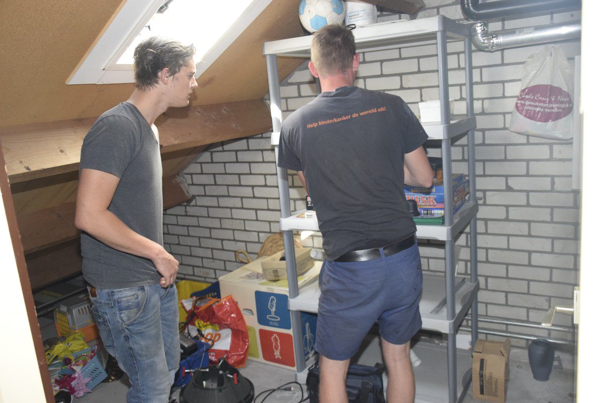 PresentNG's tweet image. Er wordt hard gewerkt in Uithuizermeeden; deze groep ruimt een zolder en schuur op💪!