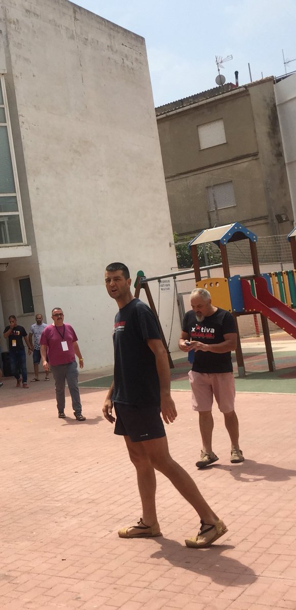 Dr_Hackenbush's tweet photo. Este mierda catalanista indeoendentista agredido a una chica Valenciana en Barcheta ....Acto de Tarda de ERC ... https://t.co/xvhhq9HIlI