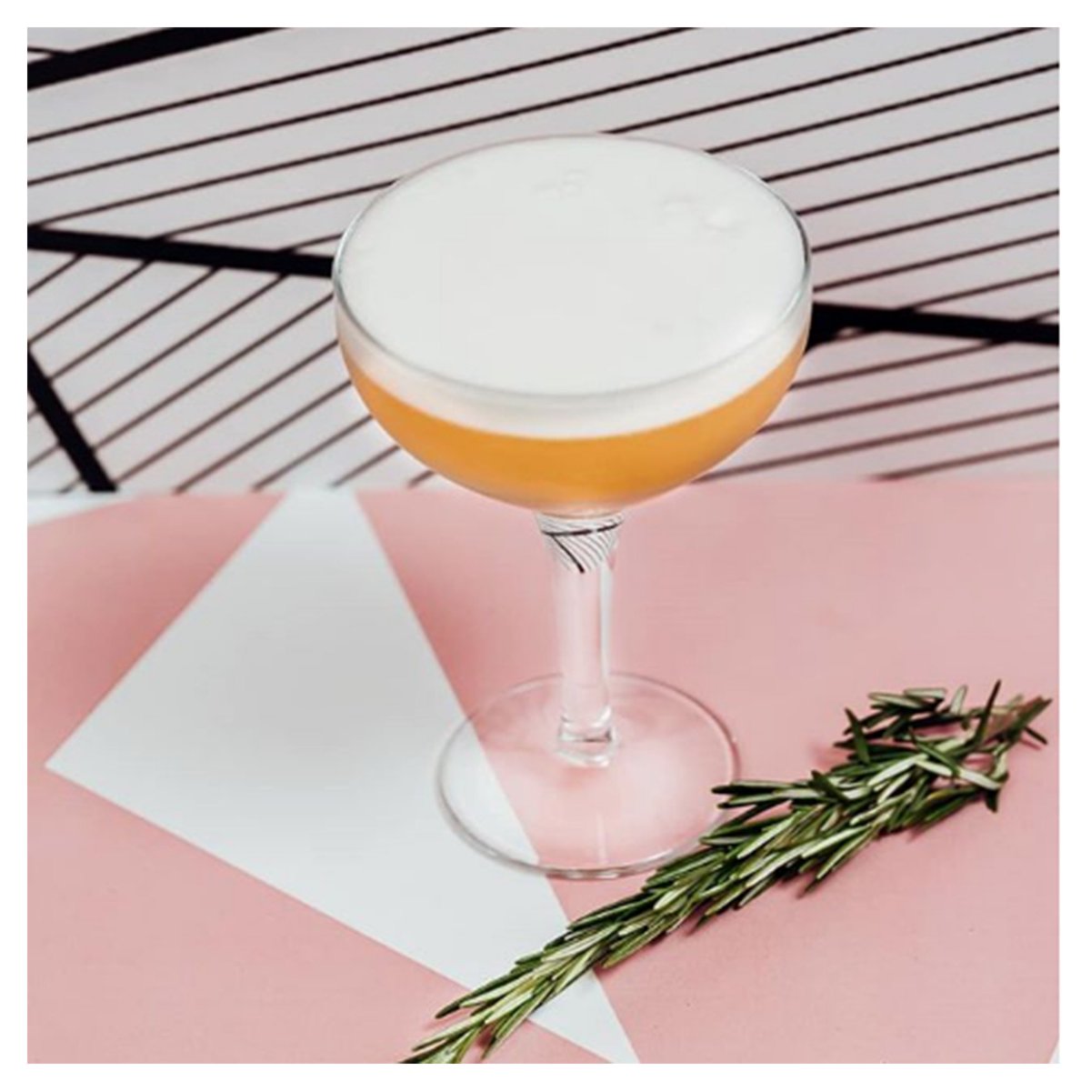 IMLondonUK's tweet photo. What’s your go-to cocktail on a #SaturdayNight? Let us know in the comments!🍹✨
.
.
.
.
#instapic #instadaily #hotel #travel #imlondon #london #design #heatwave #londoncocktails #cocktails #bandhbar #ginfizz https://t.co/akoReL62iK