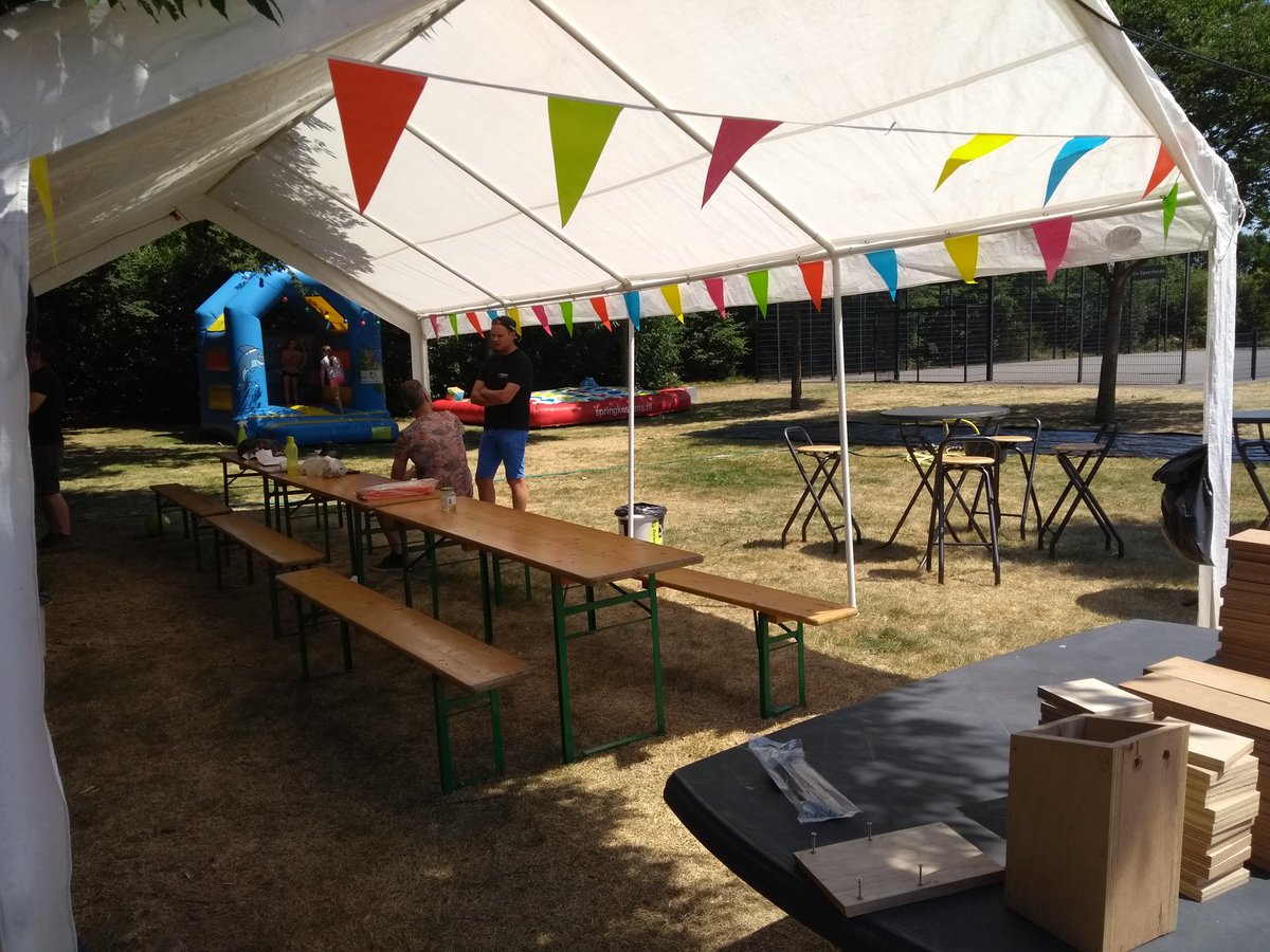 Alles staat klaar voor ons buurtfeest, 10 jaar de Heidauwers. #jubileum #waterspellen #vogelhuisjesmaken #bbq #gezellig #boffenmetditweer