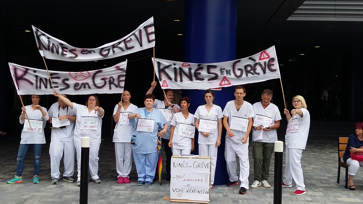 KinesEnPeril's tweet photo. Les #kinés du CHU de Strasbourg en grève @agnesbuzyn
Parce qu'un #BacPlusCinq se paye #BacPlusCinq! https://t.co/yAkDjUvbZo