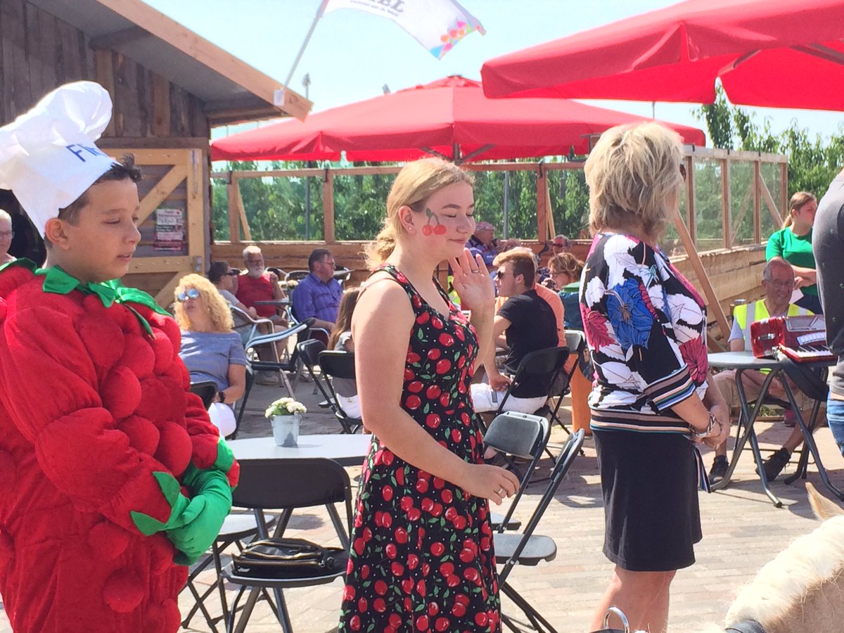 Al enorm druk bij opening vanochtend van Open Kersendagen in Wadenoijen. <a href="/BetuweKers/">Betuwe Kers</a> #Kersendagen #Fruitstad #Tiel @UitInTiel <a href="/carlakreuk/">Carla Kreuk</a>