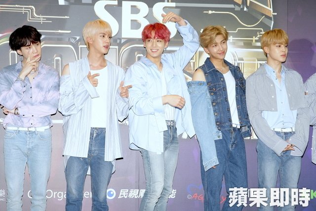 TW_nextmedia's tweet image. BTS現身秀中文，Red Velvet中空裝辣翻
#SBSsuperconcert #SBSSuperConcertinTaipei #防彈少年團 #방탄소년단 #BTS @BTS_twt #台灣 #台湾 #Taiwan
→→tw.entertainment.appledaily.com/realtime/20180…