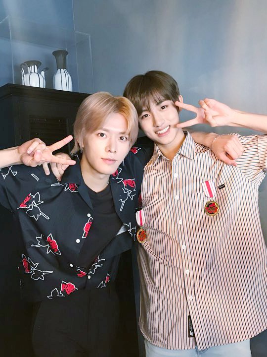 💚 NCT 127 데뷔 2주년 훈장수여식 💚
기념촬영순서

🎖🙂🤝🙂🎖