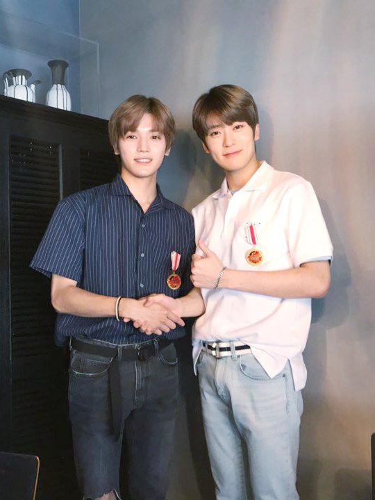 NCTsmtown_127's tweet photo. 💚 NCT 127 데뷔 2주년 훈장수여식 💚
기념촬영순서

🎖🙂🤝🙂🎖 https://t.co/Q45aPDZQic
