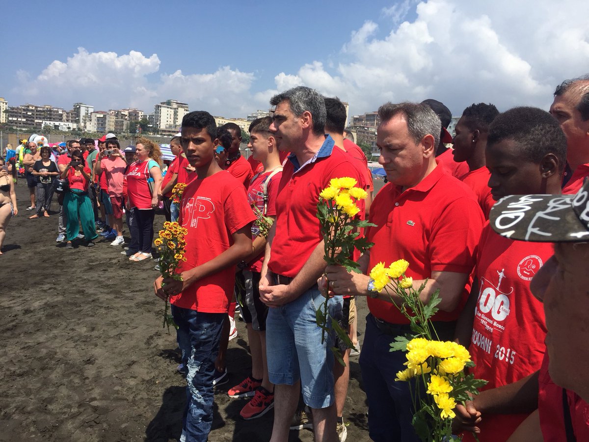 SdbDonVi's tweet photo. #maglietterosse per ricordare tanti #msna morti nel mare ... per molti dei nostri ragazzi hanno un volto, un nome, una amicizia. #torreannunziata #libera #salesiani #msna #donbosconapoli #DonCiotti https://t.co/TMP1nsxvye