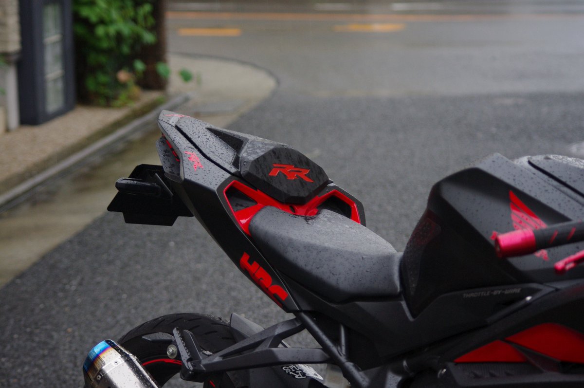 たると Cbr250rr Mc51 Cbr250rr Mc51 用シングルシートカウル装着しました 塗装 追加加工も施し 後ほどツイートしますw 純正踏襲イメージの発展 を崩さず イメージ通りの仕上がりになりました ガマン出来ずにw雨の中撮影して たると Cbr250rr Mc51 Cbr250rr Mc51 用シングルシートカウル装着しました 塗装 追加加工も施し 後ほどツイートしますw 純正踏襲イメージの発展 を崩さず イメージ通りの仕上がりになりました ガマン出来ずにw雨の中撮影して