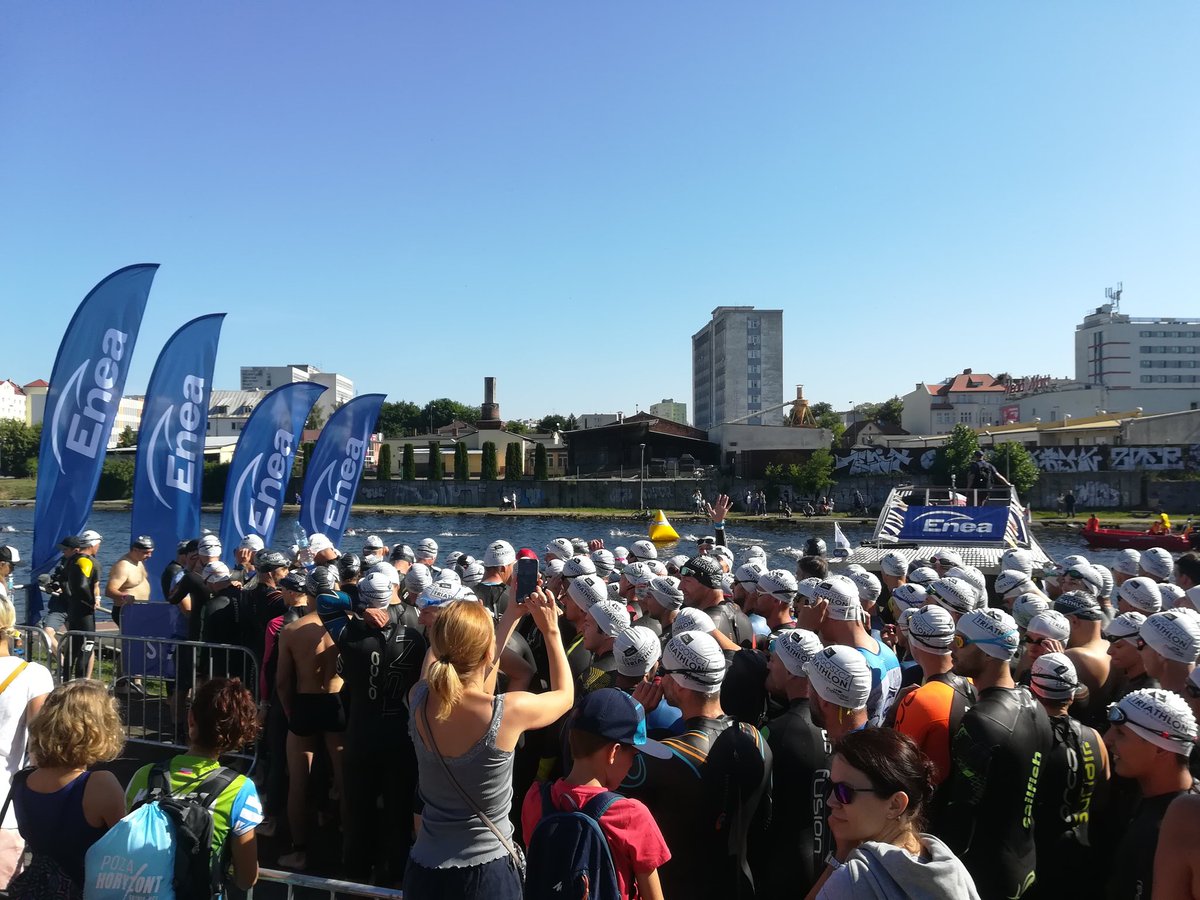 Pierwsi zawodnicy #Enea #BydgoszczTriathlon już w wodzie! Dzisiaj dystans 1/4 i #Enea #BiegNocny Życzymy samych życiówek!