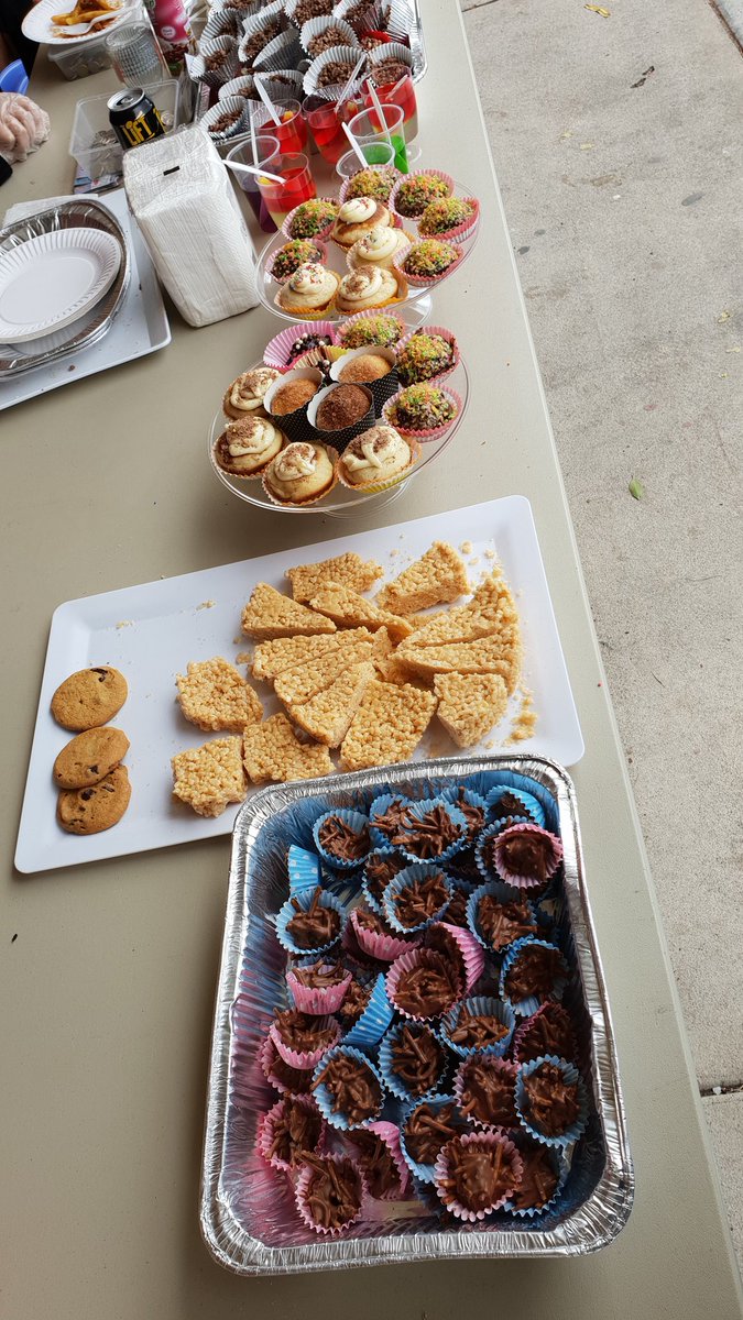 batsandballspod's tweet photo. First Masters Chef of the season. Merrylands Rams. Rams Roll was an absolute winner, slow cooked pulled lamb and gravy. Chips and gravy was good, and the assortment of cupcakes for the U/8s was a fine dessert. 9/10! #MastersChef #MastersOfRugbyLeague https://t.co/ZvVl6rbCEc