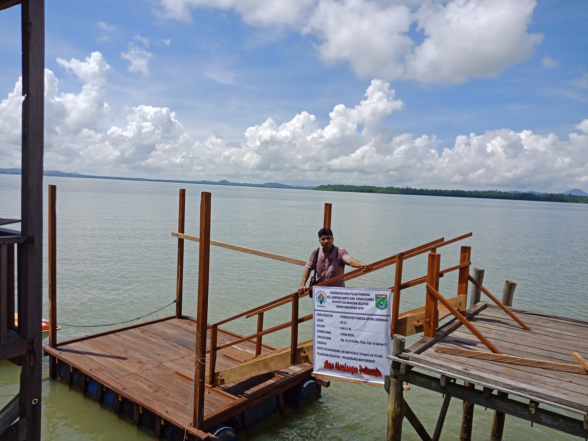 bernat_pld's tweet photo. Jembatan apung di desa Pulau Panjang yg sangat dirasakan manfaatnya..
#PIDmandirikanDesa 
#TPPIKalsel 
#TPPITanahBumbu 
@jokowi 
@EkoSandjojo 
@anwsanusi https://t.co/8iJN8jWukH