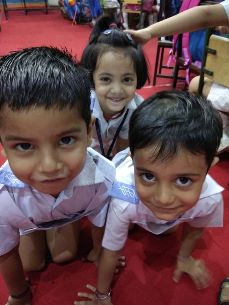 Priyanka_epsdel's tweet image. At Evergreen Sr. Sec. School, we let our children explore and learn. Our Pre School &amp;amp; Pre Primary Students enjoying Activity &apos;Look What I Can Do&apos;. #EPSDelhi #exploreandlearn #learningthroughactivity