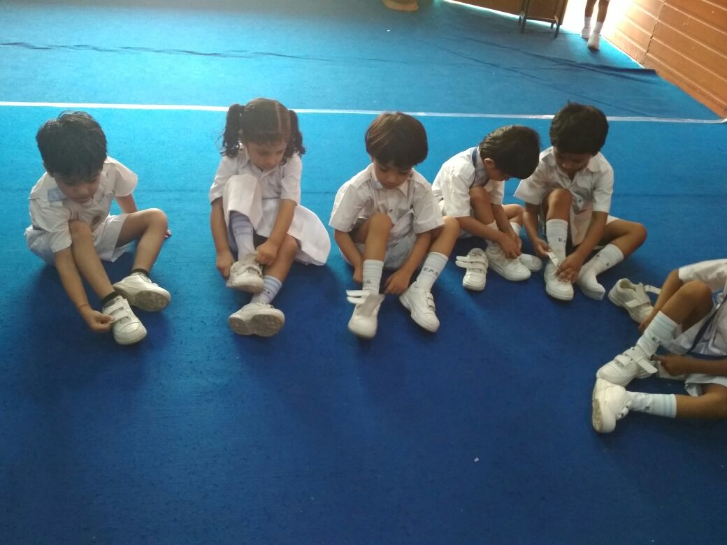 Priyanka_epsdel's tweet image. At Evergreen Sr. Sec. School, we let our children explore and learn. Our Pre School &amp;amp; Pre Primary Students enjoying Activity &apos;Look What I Can Do&apos;. #EPSDelhi #exploreandlearn #learningthroughactivity