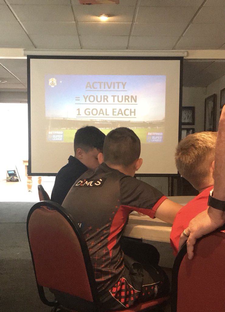 rachsmithy80's tweet photo. A good few @BrigshawPE boys here! Attending this goal setting session with Daryl Powell as part of the @EliteRugbyAcad School of Excellence 🏉 A real inspiration for the boys and he got them working hard on a Friday night! Amazing opportunity boys 👌 #usewhatyoulearn https://t.co/rK576KEwTg
