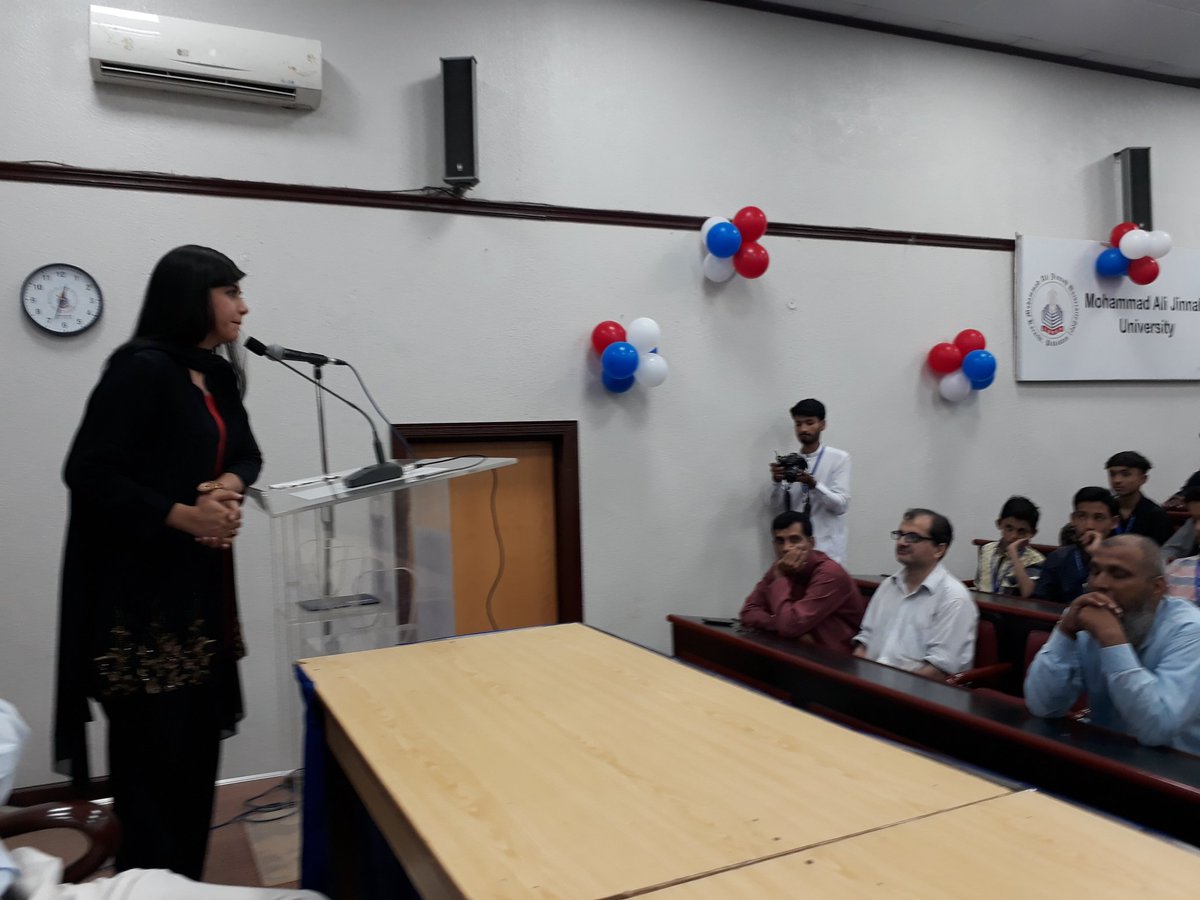 AishaAsim2's tweet photo. @FSKamal @iEARNPAK @usconsulatekhi @sieaccess Rafia Awan, anchor person at SAMAA, sharing her work experience at MAJU. Inspiring Access Stds https://t.co/Wg1ge6B4gR