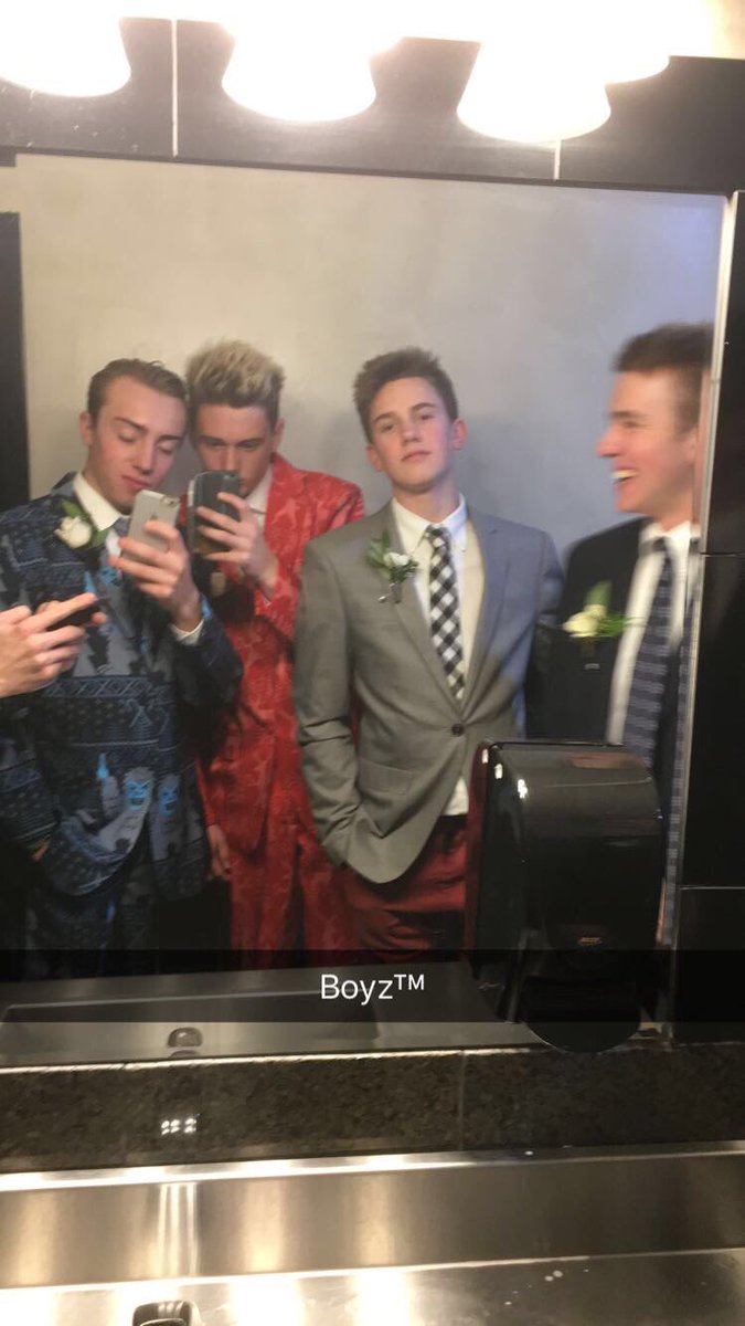 jakemfar4's tweet photo. Happy birthday wilbur!!! Many good mems and many more to come!! @willkoelliker22 https://t.co/5XffX2zj8k