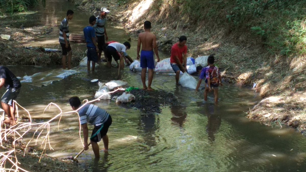 EkoTri4990's tweet photo. mereka mandiri dalam melakukan kegiatan demi terbinanya pemuda desa yang peka terhadap lingkungan dan desanya @jokowi @EkoSandjojo https://t.co/rg9ORvZFPc