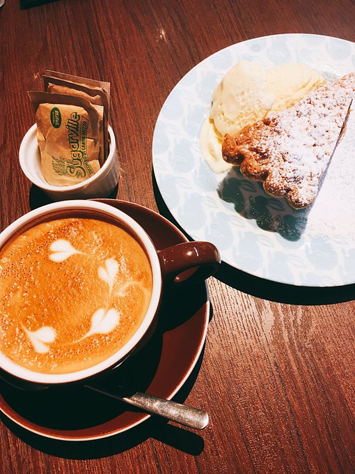 カフェで打ち合わせエモ写真とれたワーイ 