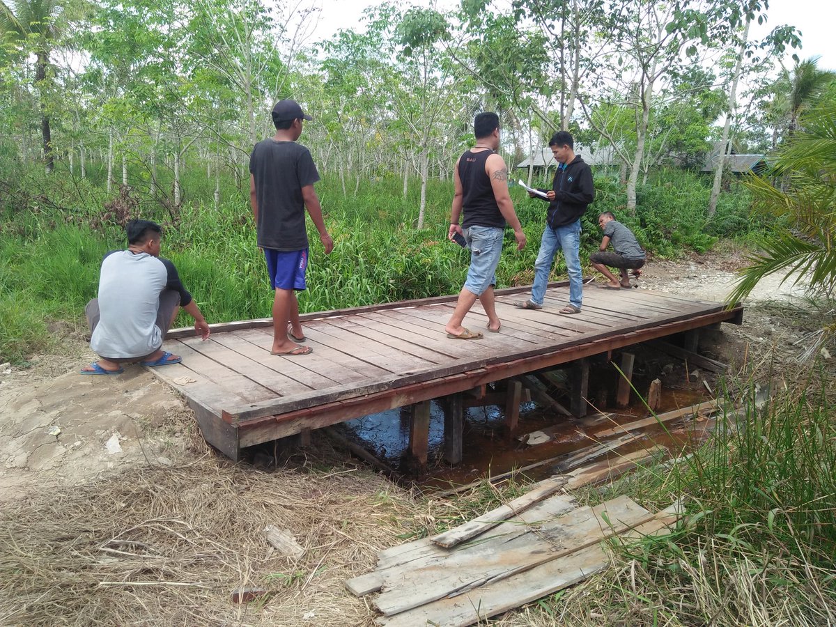 Ardians92601959's tweet photo. Monitoring kegiatan pembangunan jembatan lingkungan. Desa Palingkau Jaya. Transmigrasi SP1. Tahab 1 tahun 2018
Bersama PLD, Sekdes dan Perngkat Desa.
#PIDmandirikanDesa
@jokowi
@ekosandjojo
@anwsanusi
@taufikmadjid71
@fachrilabalado
#Kalteng
#Kapuas
@P3MDKalteng https://t.co/KOujaAZPGs