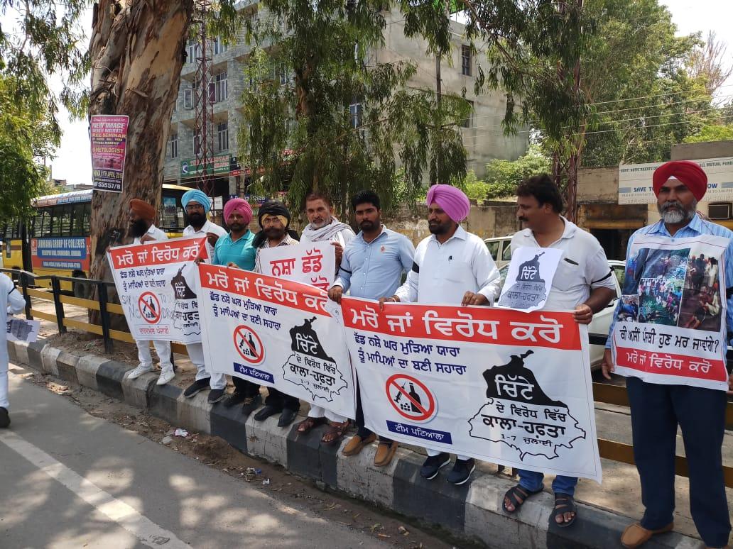 AAP2019WAR's tweet photo. ਕਾਂਗਰਸ ਦਾ ਨਸ਼ਾ ਖਤਮ ਕਰਨ ਦਾ ਵਾਅਦਾ ਓਨਾ ਹੀ ਸੱਚ ਏ
ਜਿੰਨਾ ਮੋਦੀ ਦਾ 15 ਲੱਖ ਦਾ ਵਾਅਦਾ । #MroJaVirodhKro https://t.co/n4FQ9QO7Ev