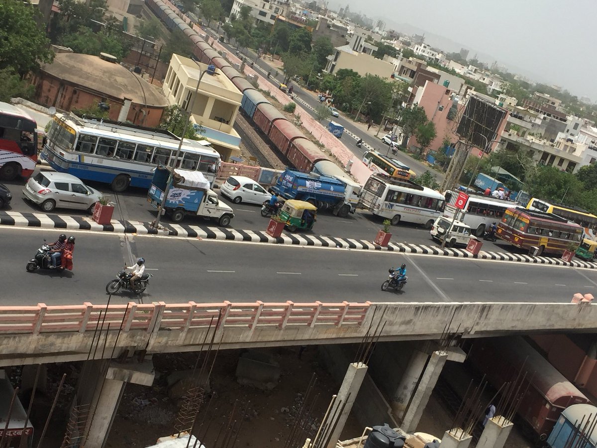 stripybee's tweet photo. सवाल ये है की Jaipur की व्यवस्था ख़राब कर लोगों को परेशान कर BJP सरकर को मिलाक्या
#ModiInRajasthan #ModiSarkar @PMOIndia @VasundharaBJP @etvraj #Rajasthan 
Retweet if you agree. https://t.co/fzFdRF0Fzn