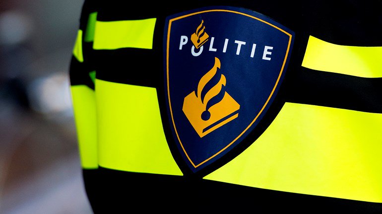Update: de vrouw die gisterochtend in Emmen voor het oog van dertig kinderen werd mishandeld, is een juf. "Het was echt een laffe mishandeling. Ze werd in haar buik gestompt." Lees hier meer: rtvd.nl/oZRH