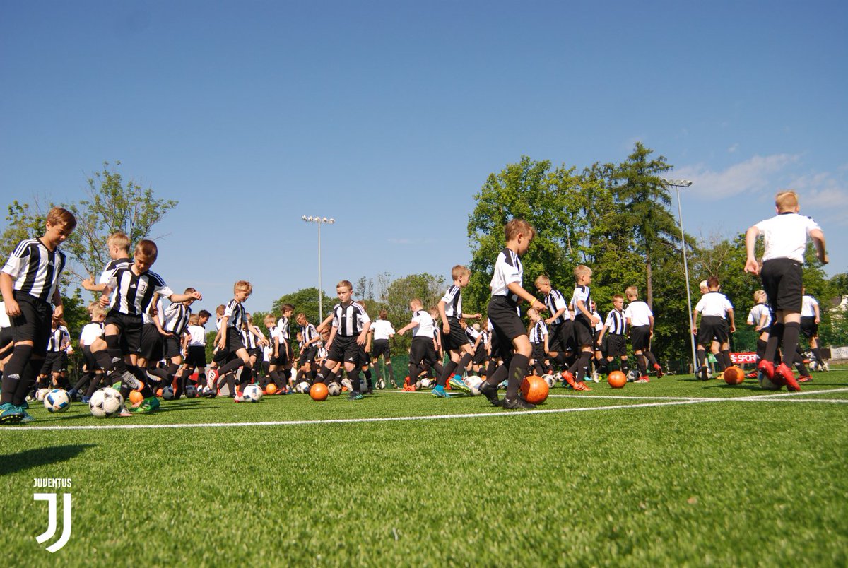 juventusfc's tweet photo. Impazza in tutto il mondo l’estate targata #JuventusTrainingCamp! ➡️ https://t.co/7HEALF15kn https://t.co/Wiz6OVH9as