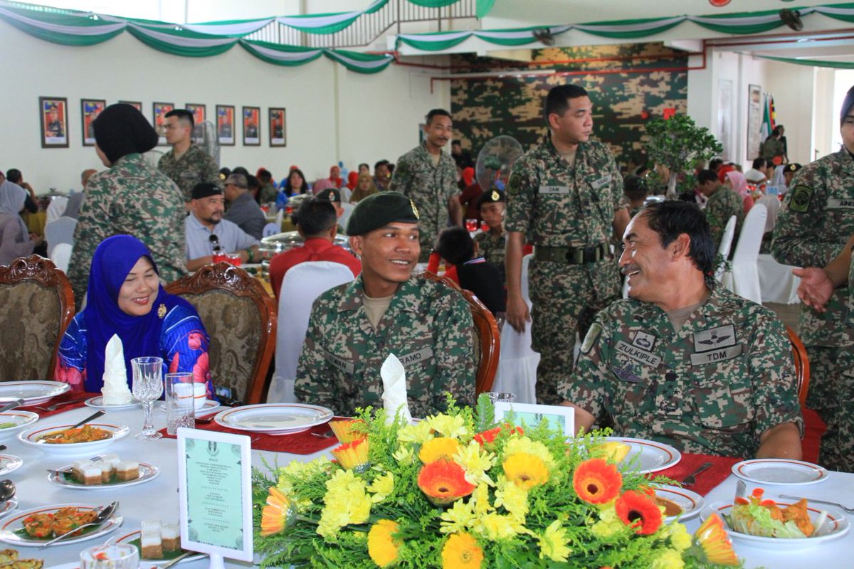 Sempat luang masa bertemu keluarga Perajurit Muda yang hadir dari seluruh negara untuk sama² menyaksikan anak² mereka tamatkan latihan hari ini di #PUSASDA. Syabas &amp; tahniah kerana berjaya menyertai keluarga besar @TenteraDarat