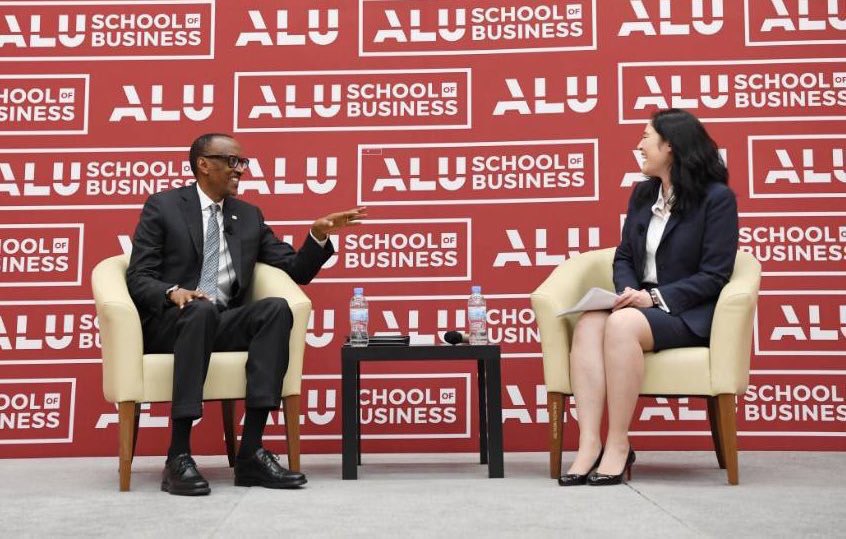 His Excellency President <a href="/PaulKagame/">Paul Kagame</a> joins Vice Dean <a href="/csmduggan/">Catherine Duggan</a> to teach the final MBA #leadership case study to #ALUSB18! #AfricasMBA 📷<a href="/SliceandCakes/">Slice&Cakes</a>