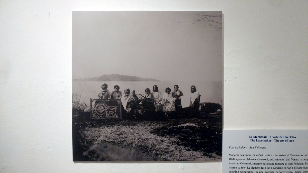 museidimagione's tweet photo. Gli antichi mestieri del #Trasimeno nell'arte della foto al #collodio vi aspettano al #MuseodellaPesca:
immagini ottenute su lastre di vetro con un procedimento vecchio più di cent'anni rievocano oggi un lago remoto ed affascinante!
#collodion #portrait #trasimenolake #embroidery https://t.co/ux1I94s3OB