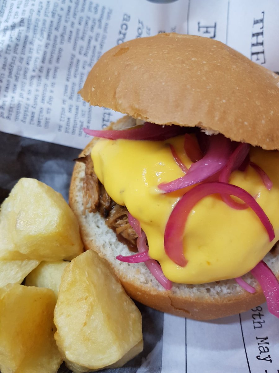 RusticUrbanFood's tweet photo. Burger 🍔 del Mes de Julio🏖
Pulled Pork🐖, Salsa Queso🧀, Cebolla Roja y BBQ.
#RusticEsplugues #PulledPork #Esplugues #BaixLlobregat #Cornella #SantJoanDespi #SantJust https://t.co/jn3OsZeBi7