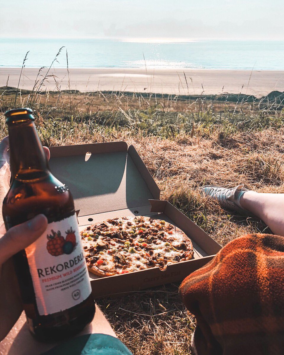skrozza's tweet photo. Beach vibes 🌊🍕 https://t.co/4depjT6JzU