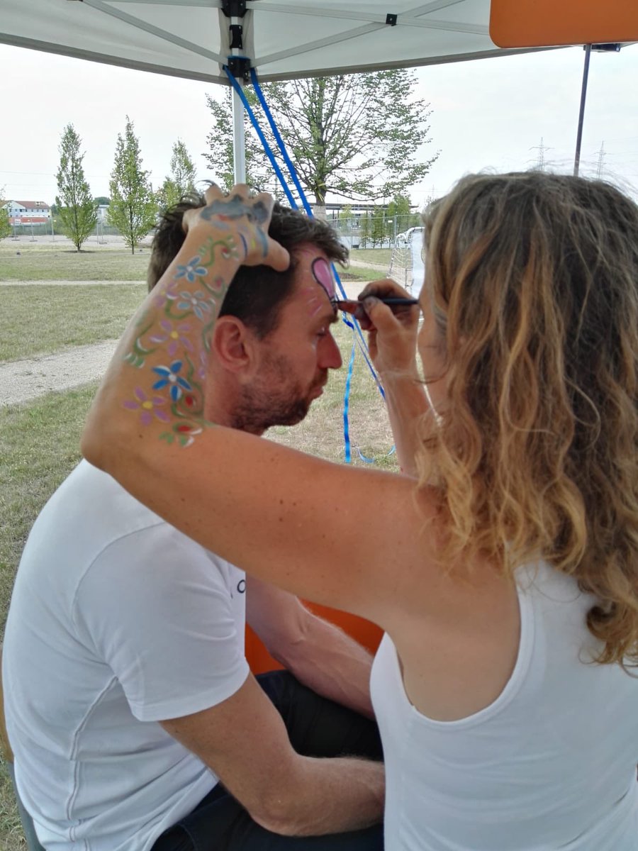 fu_turedesigner's tweet image. Wenn Dir ein Licht aufgeht 💡.. die Ideenkreateuere der InnoGarage @KienbaumConsult .. oder wie Kinderschminken auf dem Sommerfest genutzt wird 🤪 👀 #wehadfun #kienbaumspirit