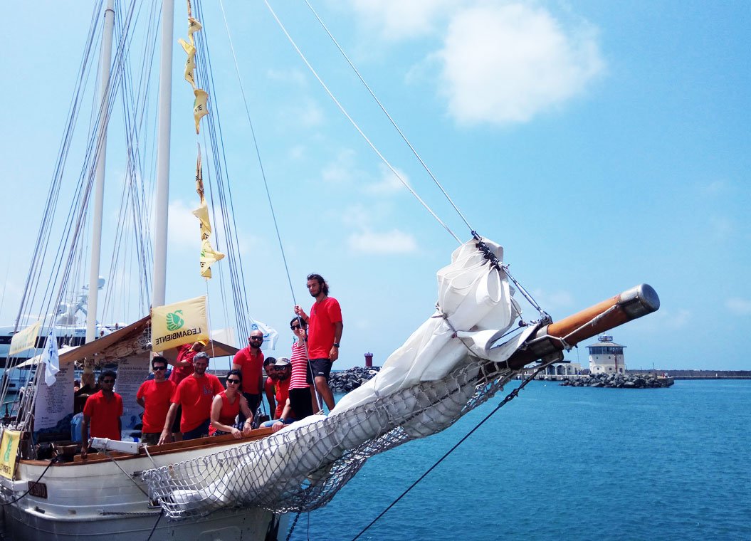 Anche il nostro equipaggio oggi indossa una #magliettarossa per #fermarelemorragia di umanità e per un'accoglienza capace di coniugare sicurezza e solidarietà. Perché mettersi nei panni degli altri è il primo passo per costruire un mondo più giusto #ecologiaumana