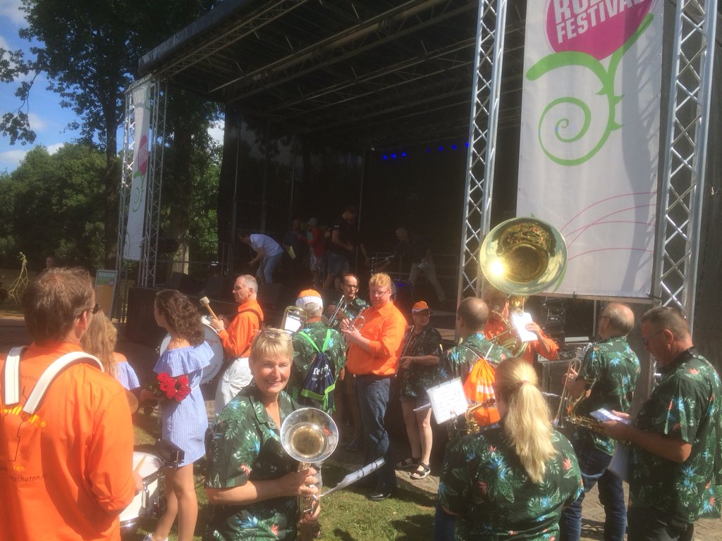 deklinkers's tweet photo. De Klinkers op Rozenfestival in Winschoten https://t.co/Y8yBqCMggM