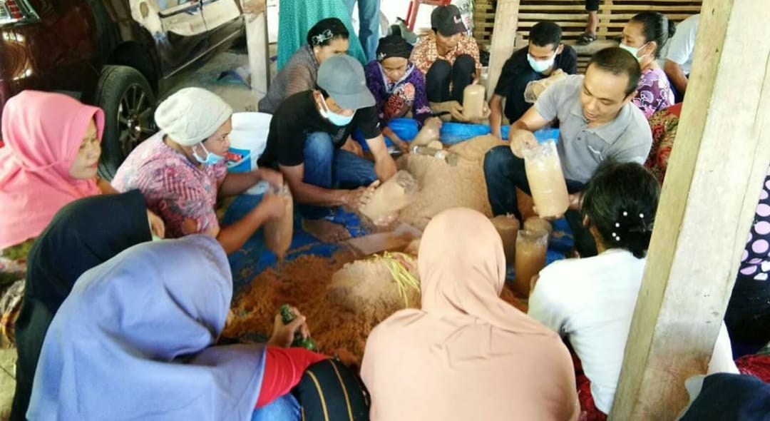 YYuuNita's tweet photo. Kegiatan Pengembangan Budidaya Jamur tiram Di Desa Barang Kab Soppeng Sulsel, merupakan slh satu bentuk Inovasi desa yg dapat meningkatkan kesejahteraan Masyrkat desa😊😊 @EkoSandjojo @anwsanusi @jokowi @AhmadErani #PIDmandirikanDesa #Desamembangunindonesia #p3mdsoppeng #sulsel https://t.co/39aLRhJMNE