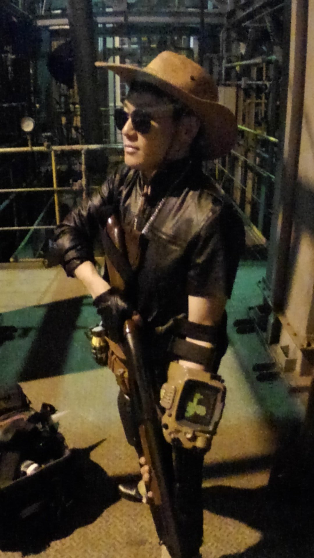 ユタ 本日は木更津でfallout Nvの運び屋 軽量レザーアーマー のコスプレで参加してきました Pipboyが4仕様なのは前のを失い連邦で新しいのを拾ったという設定で T Co Mhwfaf2oid Twitter