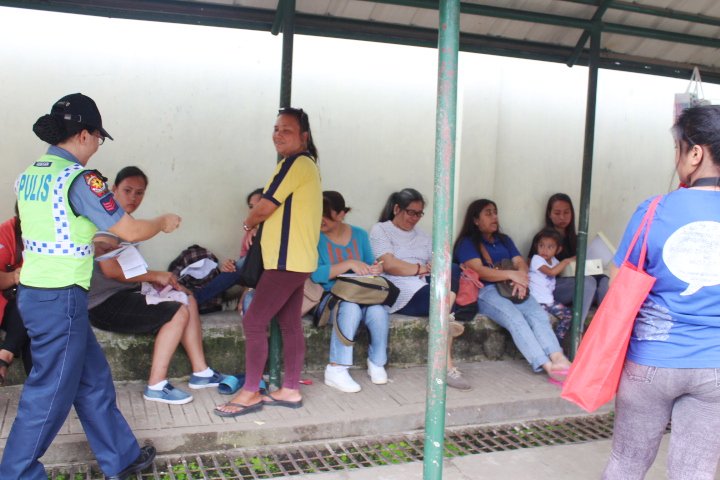 PNPBaguioStn4's tweet photo. Makipatang iti umili, dawaten tay ti inda pannakikaykaysa para iti pag-imbagan ti komunidad.
#DistributionOfIEC
#RA9262
#AntiIllegaldDrugsAwareness
#CrimePreventionTips
@ProcorRpcrd @rwcpd @rwinp88 @BaguiosFinest @j2a5f19 https://t.co/pedi0qmAtT